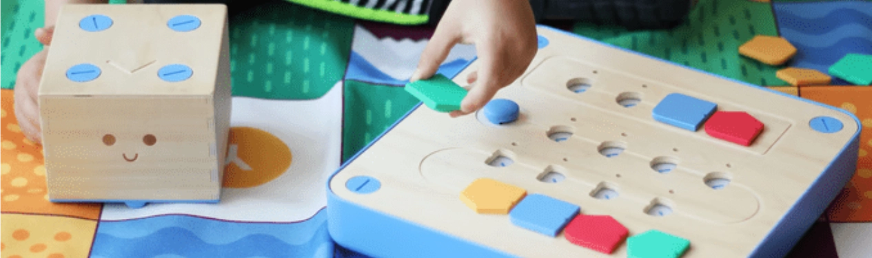 Sõbralik puidust robot Cubetto, mis aitab õpetada ka väiksematele lastele kodeerimise läbi seikluste ja mängu ???? Värviloogikaga plokkide funktsionaalsus – iga